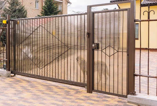 Купить ворота из профлиста с элементами ковки, с металлическими столбами в рамке или под дерево в Горячем Ключе от 153000 руб